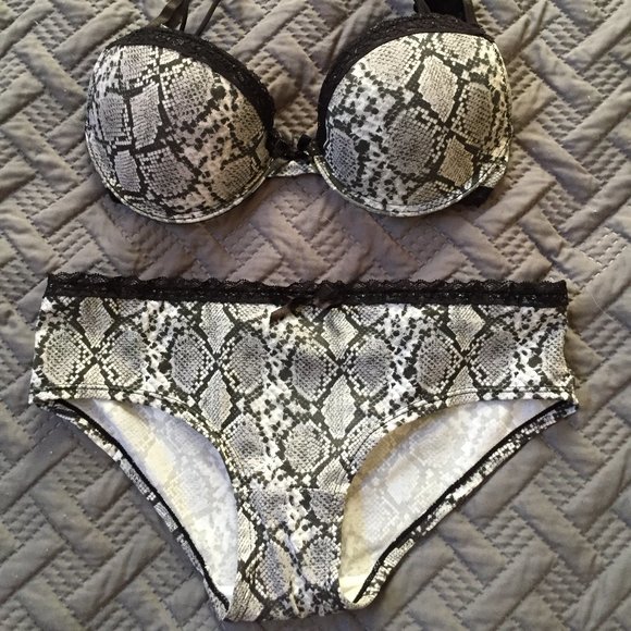 Snake print bra and panty set - Picture 1 of 4